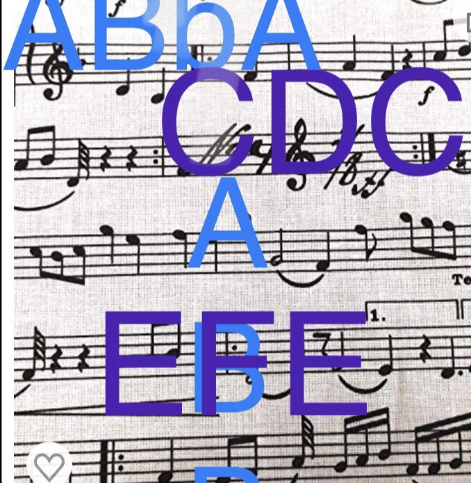 Hintergrund ein schwarz-weißes Notenblatt. Darauf die Buchstaben von A B B A A B B A C D C E F E in blauer Schrift unterschiedlich auf dem Blatt verteilt.